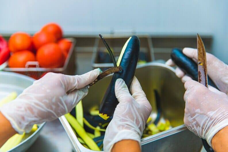 The Essential Role of Polythene Gloves in the Food Industry